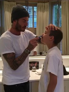 父デヴィッドから髭剃りを教わるロメオ（画像は『David Beckham　2020年9月1日付Instagram「Happy 18th to my little man」』のスクリーンショット）