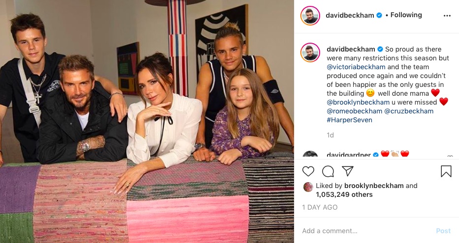 妻ヴィクトリアをベタ褒めのデヴィッド（画像は『David Beckham　2020年9月22日付Instagram「So proud as there were many restrictions this season but ＠victoriabeckham and the team produced once again and we couldn’t of been happier as the only guests in the building」』のスクリーンショット）