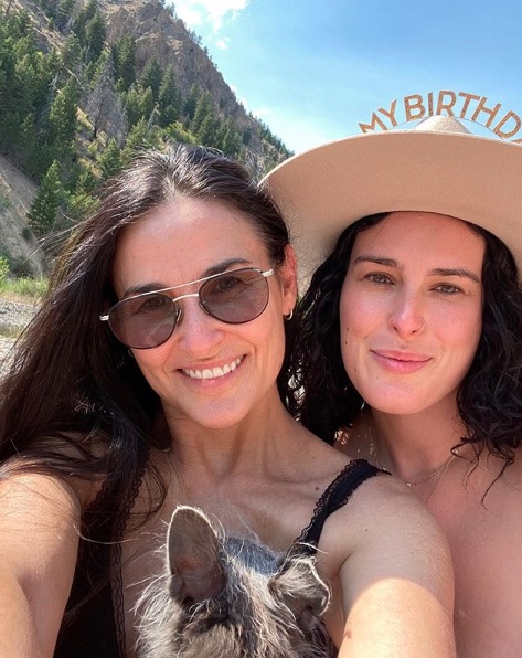 デミ・ムーアと長女のルーマー・ウィリス（画像は『Demi Moore　2020年8月18日付Instagram「Birthday girl」』のスクリーンショット）