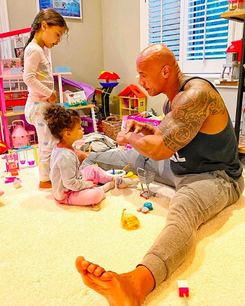 ドウェイン・ジョンソンの愛する娘達も感染（画像は『therock　2020年8月16日付Instagram「Me: so daddy got this scar when he fought a huge, scary dinosaur」』のスクリーンショット）