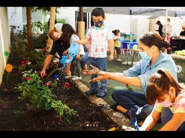 子供達と仲良くガーデニングに勤しむ夫妻（画像は『Assistance League of LA　2020年9月1日付Instagram「The children of our Preschool Learning Center got a wonderful surprise when The Duke and Duchess of Sussex visited yesterday!」』のスクリーンショット）