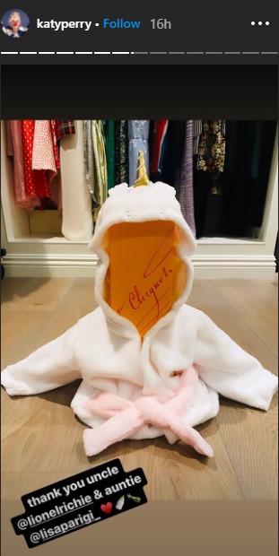 ライオネル・リッチーからは最高級シャンパンと赤ちゃん用バスローブが届く（画像は『KATY PERRY　2020年9月1日付Instagram』のスクリーンショット）