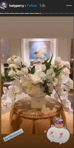 ビヨンセから届いたセレブ御用達フラワーデザイナーによる真っ白な花束のブーケ（画像は『KATY PERRY　2020年9月1日付Instagram』のスクリーンショット）
