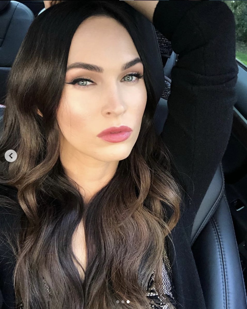 年下ラッパーと交際中のミーガン・フォックス（画像は『Megan Fox　2020年1月20日付Instagram「super cool car photo shoot」』のスクリーンショット）