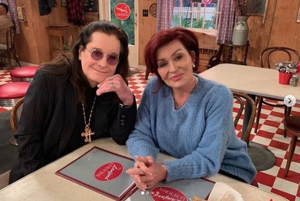 今ではおしどり夫婦のオジー＆シャロン・オズボーン夫妻（画像は『Ozzy Osbourne　2020年3月15日付Instagram「Guess who is stopping by to visit ＠TheConnersABC this Tuesday?!」』のスクリーンショット）