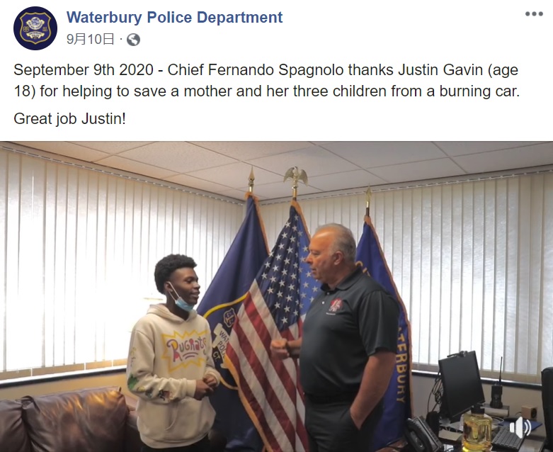 燃えている車から4人の命を救った18歳少年（画像は『Waterbury Police Department　2020年9月9日付Facebook「September 9th 2020 - Chief Fernando Spagnolo thanks Justin Gavin（age 18） for helping to save a mother and her three children from a burning car.」』のスクリーンショット）