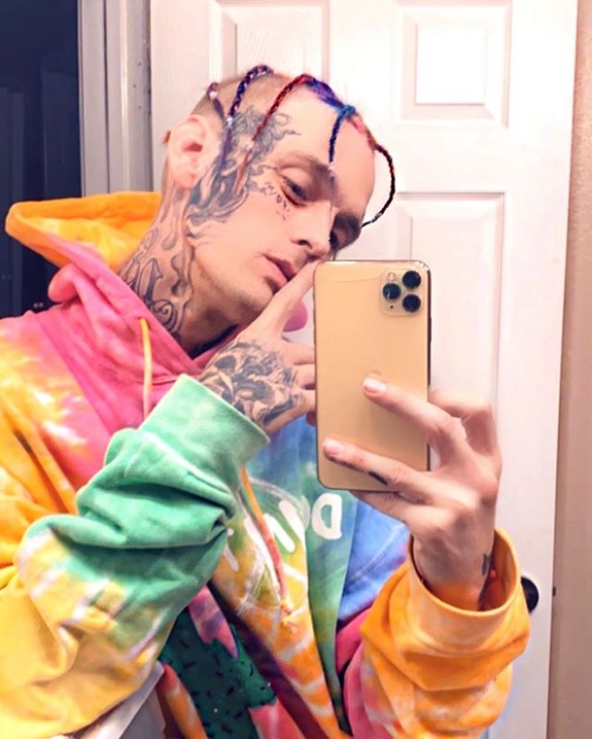 お騒がせセレブのアーロン・カーターがポルノ男優に！（画像は『aaroncarter　2020年7月10日付Instagram「This is the violet hour, the hour of hush and wonder, when the affections glow and valor is reborn, when the shadows deepen along the edge of the forest and we believe that, if we watch carefully, at any moment we may see the unicorn」』のスクリーンショット）