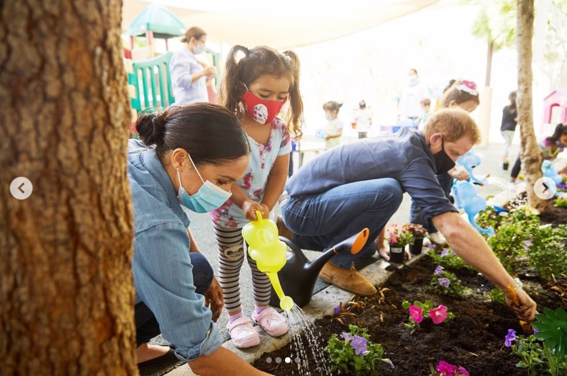 故ダイアナ妃が愛した忘れな草の種も植えたヘンリー王子夫妻（画像は『Assistance League of LA　2020年9月1日付Instagram「The children of our Preschool Learning Center got a wonderful surprise when The Duke and Duchess of Sussex visited yesterday!」』のスクリーンショット）