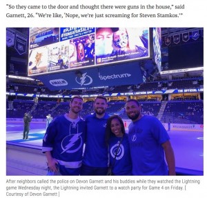 デヴォンさんとホッケーファンの仲間達（画像は『Tampa Bay Times　2020年9月25日付「Neighbor calls police on Lightning fans screaming ‘shoot’」（Photo provided by Devon Garnett）』のスクリーンショット）