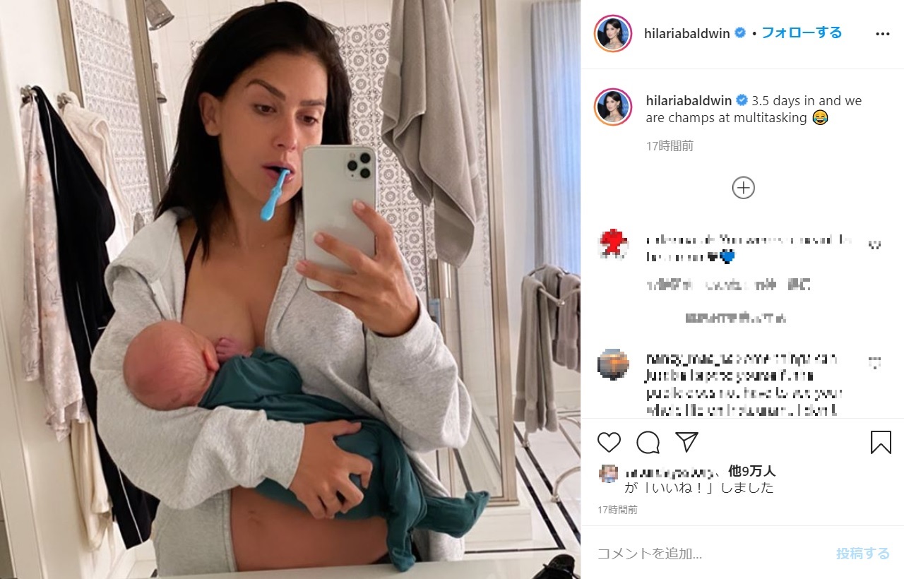 5児のママとなったヒラリアさん、“マルチタスキング”はカンペキ!!（画像は『Hilaria Baldwin　2020年9月12日付Instagram「3.5 days in and we are champs at multitasking」』のスクリーンショット）