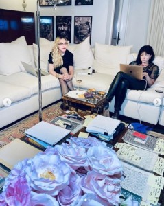 ディアブロ・コーディ（右）と脚本を共同執筆するマドンナ（画像は『Madonna　2020年9月12日付Instagram「Are you ready for the story of my life」』のスクリーンショット）