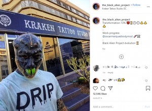 舌を2つに割いてしまったアンソニーさん（画像は『the_black_alien_project　2020年8月6日付Instagram「Transformation 13％」』のスクリーンショット）