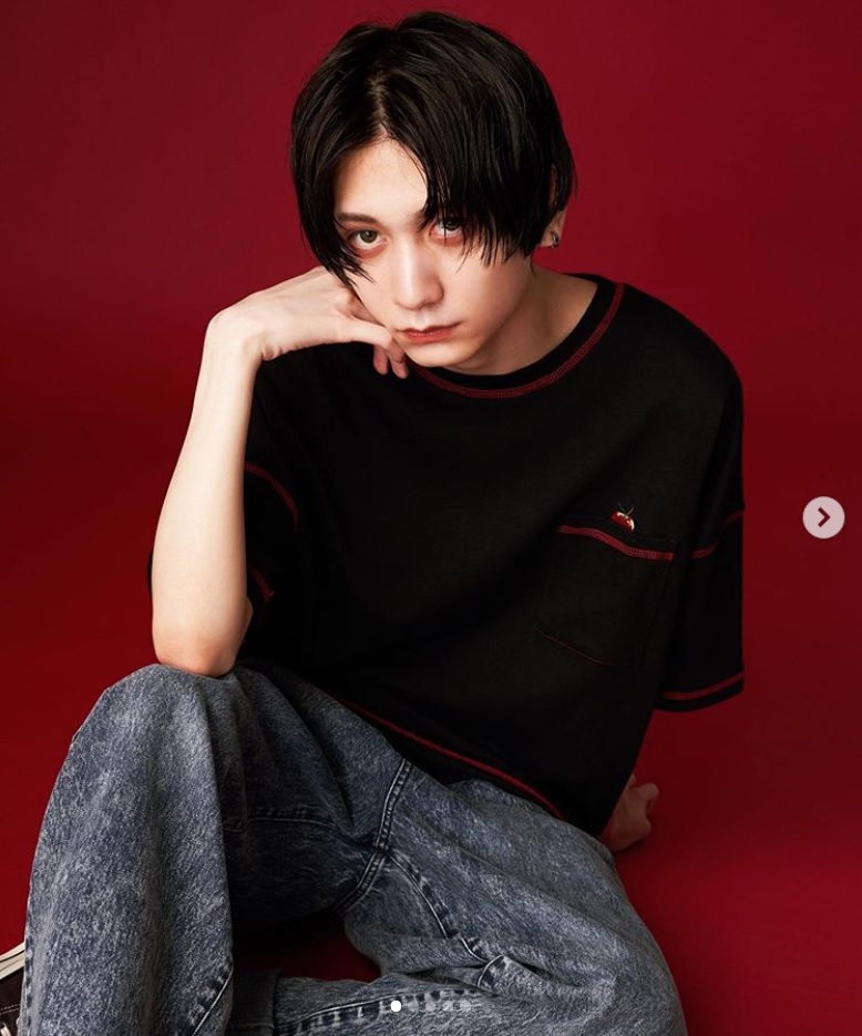 父の若い頃に激似の吉井和哉・19歳（画像は『吉井添　2020年8月13日付Instagram「＃adrer ＃ADRER」』のスクリーンショット）