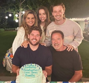 次男クリストファーさん（手前左）の誕生日を祝う、アーノルド＆元妻マリアさんと子供達（画像は『Patrick Schwarzenegger　2020年9月28日付Instagram」』のスクリーンショット）