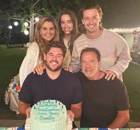 次男クリストファーさん（手前左）の誕生日を祝う、アーノルド＆元妻マリアさんと子供達（画像は『Patrick Schwarzenegger　2020年9月28日付Instagram」』のスクリーンショット）
