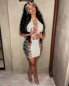 11日に28歳の誕生日を迎えたカーディ・B（画像は『Cardi B　2020年9月22日付Instagram「All white and pearly.」』のスクリーンショット）