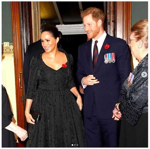 引越し後、初めてプライベートショットを撮られたヘンリー王子夫妻（画像は『The Duke and Duchess of Sussex　2019年11月10日付Instagram「This evening The Duke and Duchess of Sussex accompanied Her Majesty The Queen and members of ＠TheRoyalFamily to the annual ＠RoyalBritishLegion Festival of Remembrance.」』のスクリーンショット）