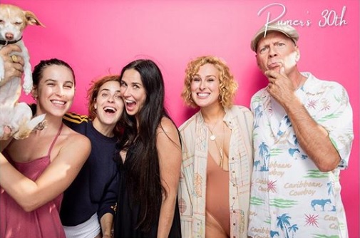 両親は離婚もみんな仲良しのムーア＆ウィリス一家（画像は『Rumer Willis　2020年8月19日付Instagram「Family」』のスクリーンショット）