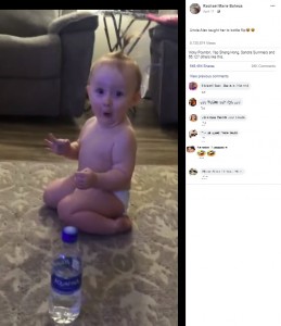 可愛いリアクションを見せるライラちゃん（画像は『Rachael Marie Baheza　2020年4月17日付Facebook「Uncle Alex taught her to bottle flip」』のスクリーンショット）