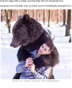 他の調教師とじゃれ合うクマの“ヤシャ”（画像は『LADbible　2020年10月17日付「Circus Trainer Killed By Bear After He ‘Forgot To Take Off’ Coronavirus Mask」（Credit: East2West News）』のスクリーンショット）