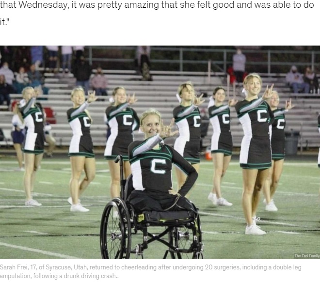 サプライズでチアに参加したサラさん（画像は『Good Morning America　2020年10月29日付「Cheerleader gets welcome home parade, returns to field after double leg amputation」』のスクリーンショット）