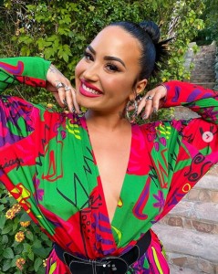 デミにとってマックスとの婚約はなかったも同然？（画像は『Demi Lovato　2020年10月9日付Instagram「This is me not knowing what to do with my hands」』のスクリーンショット）