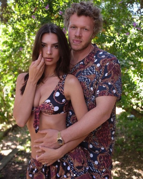 エミリー・ラタコウスキーと夫セバスチャン・ベア＝マクラード（画像は『Emily Ratajkowski　2020年5月19日付Instagram「Matchy matchy.」』のスクリーンショット）