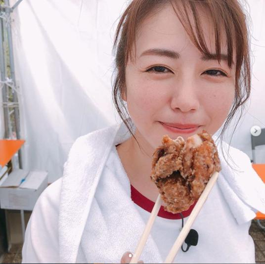 スポーツテストの合間に唐揚げを食べる磯山さやか（画像は『磯山さやか Sayaka Isoyama　2020年10月7日付Instagram「明日18:45～テレビ朝日系『ロンドンハーツ 女性芸能人スポーツテスト＆50TAに最強ライバルが登場!!ゴールデン3時間SP』のスポーツテストに出させて頂いてます！」』のスクリーンショット）