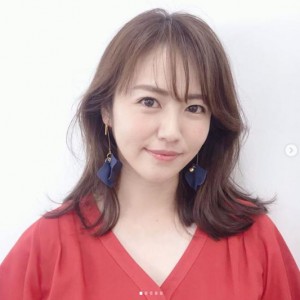 磯山さやか、イベントでの衣装（画像は『磯山さやか Sayaka Isoyama　2020年10月7日付Instagram「この前のボートレースプレミアの衣裳」』のスクリーンショット）