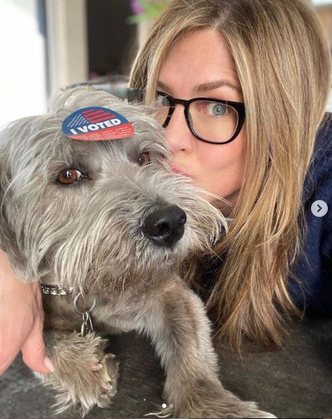 愛犬家として知られるジェニファー・アニストン（画像は『Jennifer Aniston　2020年3月3日付Instagram「EVERY VOTE COUNTS」』のスクリーンショット）