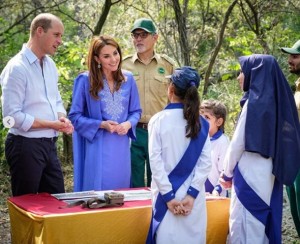 2019年に訪問した「イスラマバード・モデル・カレッジ・フォー・ガールズ」にて（画像は『Duke and Duchess of Cambridge　2019年10月15日付Instagram「On the first full day of their visit to Pakistan, The Duke and Duchess of Cambridge’s first engagements in Islamabad championed the importance of quality education, and highlighted how girls benefit from pursuing higher education and professional careers.」』のスクリーンショット）