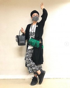 見ているだけで楽しい美川憲一のトータルコーデ（画像は『美川 憲一　2020年9月24日付Instagram「日替わり美川をAmebaで更新したわよ～」』のスクリーンショット）