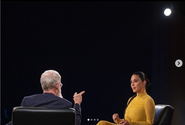 デヴィッド・レターマンと対談したキム（画像は『David Letterman　2020年9月23日付Instagram「Dave continues the conversation with a new season of ＃MyNextGuest featuring ＠kimkardashian ＠lizzobeeating ＠robertdowneyjr ＠davechappelle October 21, only on Netflix.」』のスクリーンショット）