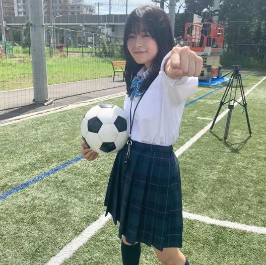 森七菜、『全国高校サッカー選手権大会』応援マネージャーの制服姿（画像は『森七菜 Nana Mori　2020年10月15日付Instagram「応援マネージャー再来!?」』のスクリーンショット）