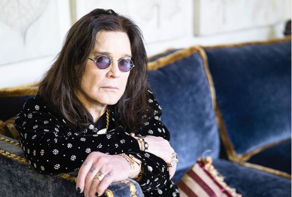 オジー・オズボーン、最近の体調不良は人形の呪いか（画像は『Ozzy Osbourne　2020年10月14日付Instagram「Now’s your chance to win a private Zoom chat with Sharon and I, for a great cause!」』のスクリーンショット）