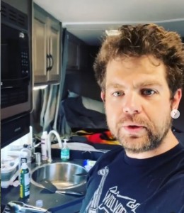 呪いの人形でオジーを怖がらせた息子のジャック（画像は『Jack Osbourne　2020年10月10日付Instagram「Back out on the road.」』のスクリーンショット）