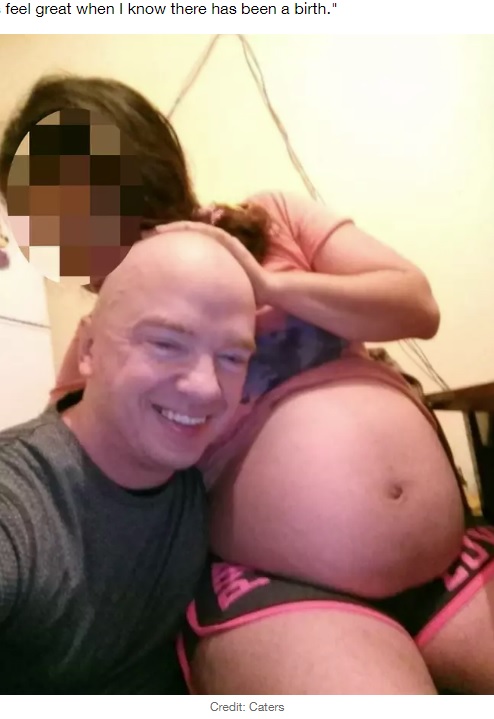 妊娠中の女性と一緒のジョーさん（画像は『LADbible　2020年9月30日付「Sperm Donor Who Has Fathered More Than 150 Kids Says Lockdown Hasn’t Slowed Him Down」（Credit: Caters）』のスクリーンショット）