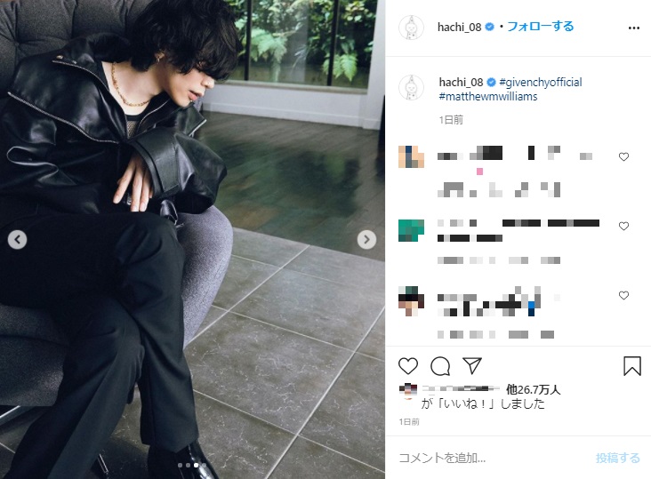 ジバンシィを着用して座ったショット（画像は『米津玄師 kenshi yonezu　2020年10月17日付Instagram「＃givenchyofficial　＃matthewmwilliams」』のスクリーンショット）