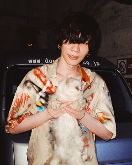 シンガーソングライターの米津玄師（画像は『米津玄師 kenshi yonezu　2020年7月12日付Instagram』のスクリーンショット）