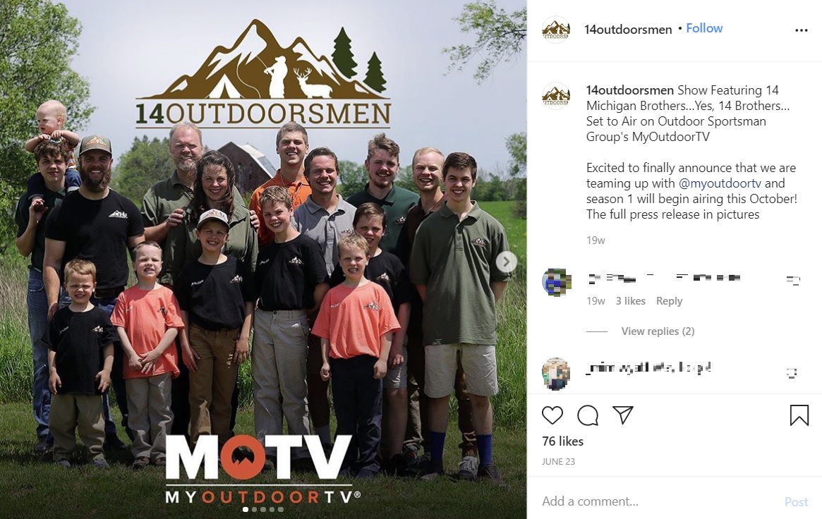 14人の兄弟とシュワントさん夫妻（画像は『14 Outdoorsmen　2020年6月23日付Instagram「Show Featuring 14 Michigan Brothers」』のスクリーンショット）