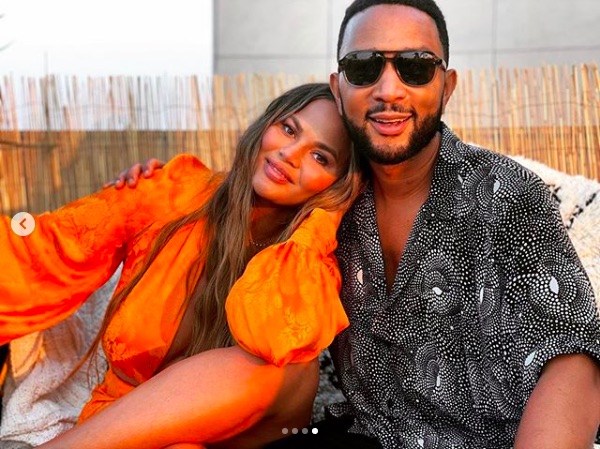 クリッシー・テイゲン＆ジョン・レジェンド夫妻、悲しみを乗り越えて（画像は『chrissy teigen　2020年8月25日付Instagram「We don’t have many pics together for some reason.」』のスクリーンショット）