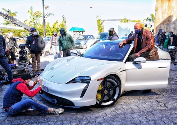 ドウェイン、身体がデカすぎてフィットせず（画像は『therock　2020年11月14日付Instagram「Aaaaand guess who’s too big to fit in yet another sports car and now we have to change the entire shot sequence around」』のスクリーンショット）