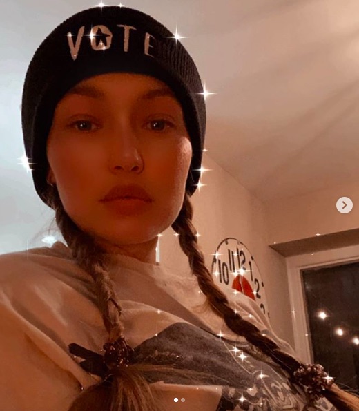 現在は育休中のジジ・ハディッド（画像は『Gigi Hadid　2020年11月2日付Instagram「PLEASE VOTE TOMORROW」』のスクリーンショット）