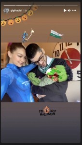 愛娘を優しく見つめるジジ＆ゼイン（画像は『Gigi Hadid　2020年10月31日付Instagram』のスクリーンショット）