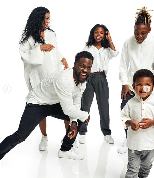 幸せいっぱいのファミリーショット（画像は『Kevin Hart　2020年9月24日付Instagram「Soon to be a family of 6....」』のスクリーンショット）