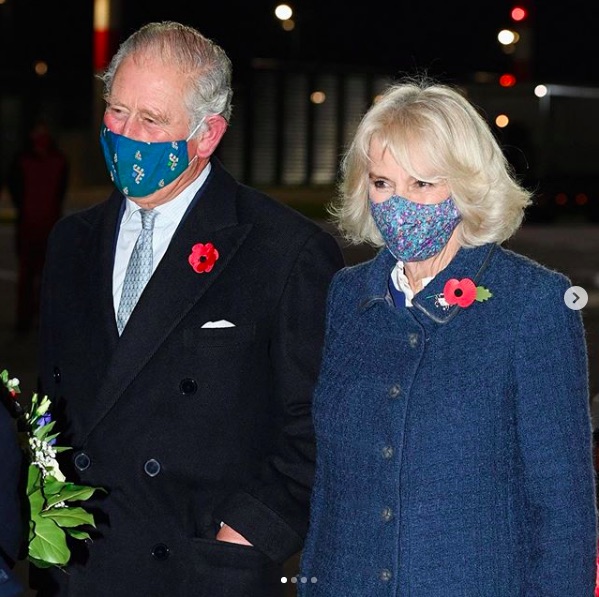 ドイツ・ベルリンに到着したチャールズ皇太子＆カミラ夫人（画像は『Clarence House　2020年11月14日付Instagram「The Prince of Wales and The Duchess of Cornwall have arrived in Berlin, Germany, and will attend events tomorrow to commemorate the annual National Day of Mourning, which this year will focus on British-German relations.」』のスクリーンショット）