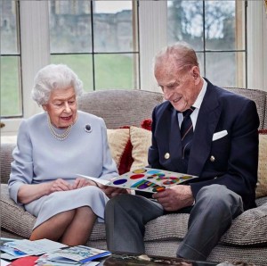 2020年の結婚73周年記念にも同じブローチをつけていた（画像は『The Royal Family　2020年11月19日付Instagram「This new image has been released to mark the 73rd wedding anniversary of The Queen and The Duke of Edinburgh tomorrow.」』のスクリーンショット）