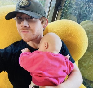 ルパートの初投稿は愛娘を抱いて（画像は『Rupert Grint　2020年11月10日付Instagram「Hey Instagram....only 10 years late, but here I am.」』のスクリーンショット）