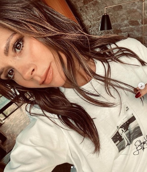 ヴィクトリアの一家の合成写真に反響呼ぶ（画像は『Victoria Beckham　2020年11月20日付Instagram「So proud to have created a special T-shirt in support of World AIDS Day this year（which is on 1st December）, in collaboration with ＠ejaf and my dear friends ＠eltonjohn and ＠davidfurnish.」』のスクリーンショット）