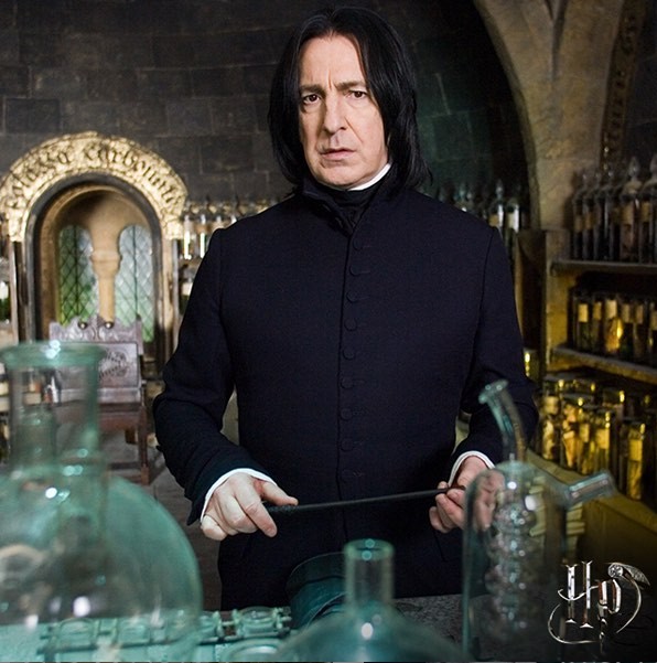 『ハリポタ』でスネイプ先生を演じたアラン・リックマン（画像は『Harry Potter Film　2017年1月5日付Instagram「Who else could tell you how to bottle fame, brew glory, and even put a stopper on death?」』のスクリーンショット）